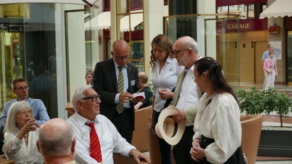 Jan Heldmann, Siegried Ravenschlag, Dr. Berhard Speith, Dr. Jan Clauss, Zdravka Knesović, Ulrich Klink, Anita Kriebel – im Foyer des Hotels beim Verteilen der Namensschildchen 